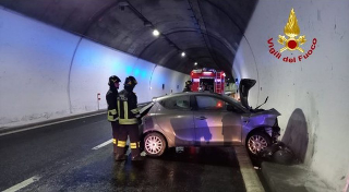 Stresa - Auto sbanda in galleria per la pioggia sulla A26: 20enne ferito lievemente