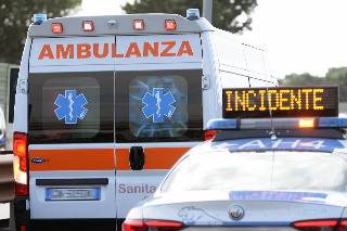 Brovello Carpugnino - Scontro frontale tra auto e pullman: due feriti gravi, uno elitrasportato a Novara