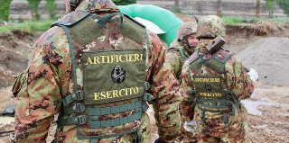 Val Formazza - Bomba a mano della Seconda Guerra Mondiale disinnescata e fatta brillare