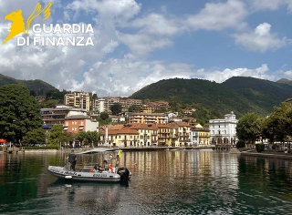 Lago d’Orta - La Guardia di Finanza sequestra un natante svizzero per violazioni doganali