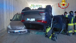 Baveno - Auto si ribalta all’uscita dell’A26, 79enne salvata dai Vigili del Fuoco