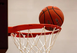 Domodossola - Vandali incendiano il nuovo campetto da basket del Badulerio