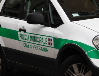 Intra - Auto piomba sul mercato, fermato il conducente: nessun ferito