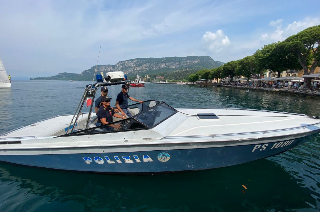 Stresa - Polizia soccorre quattro turisti tedeschi a bordo di una barca in avaria sul Lago Maggiore