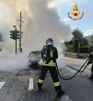 San Bernardino Verbano - Auto prende fuoco a Bieno sulla Provinciale, illeso il conducente