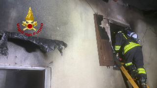Verbania - Incendio sul Lago Maggiore: casa nel bosco distrutta dalle fiamme
