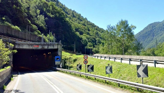Passo del Sempione - Lavori notturni per la fibra ottica nelle gallerie, traffico a corsie ridotte