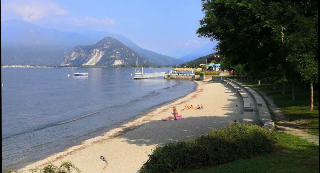 Verbania - Festa in spiaggia: giovani identificati e richiamati all’ordine ripuliscono i rifiuti