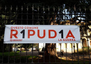 Omegna - No alla guerra: affisso lo striscione di Emergency sul municipio