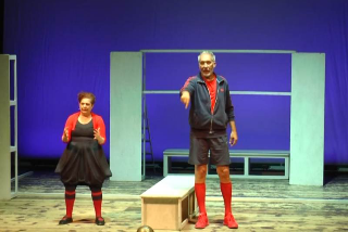 Villadossola - Andrea Zorzi porta in scena la sua vita tra sport e teatro: “La leggenda del pallavolista volante”