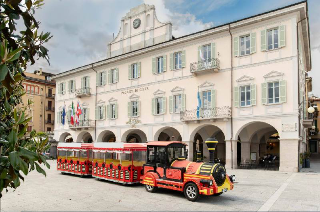 Verbania - Sole e successo per l’esordio del Trenino della Bellezza