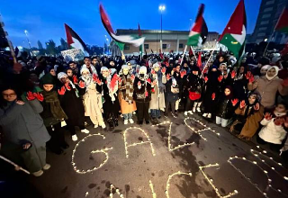 Omegna - Migliaia in piazza per la pace in Palestina: un successo la fiaccolata nonostante la pioggia