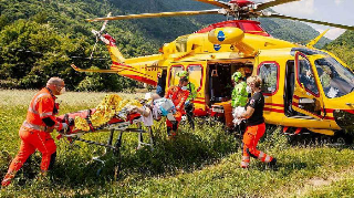 Omegna - Auto precipita in scarpata tra Gattugno e Alpe Colla: due feriti