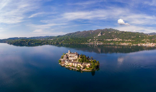 Orrore sul Lago d’Orta: Cigno investito e ucciso da una moto d’acqua a Oira di Nonio