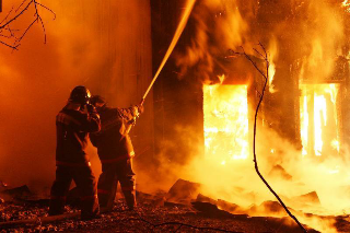 Villadossola - Scoppia un incendio: si sospetta un gesto doloso, donna avrebbe appiccato il fuoco con benzina