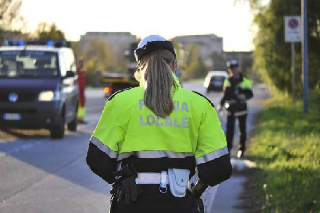 Verbania - Incidente: scooterista senza patente e assicurazione finisce in ospedale