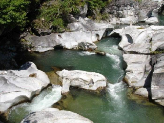 Crego - Paura alle Marmitte dei Giganti: bimbo cade in acqua, salvato dalla nonna e da un passante